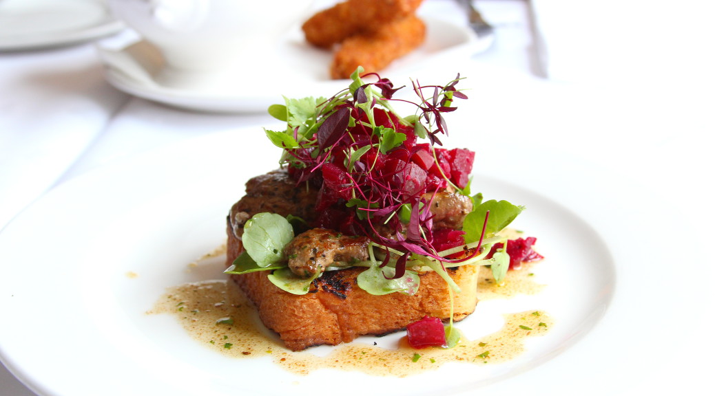 Pan-fried chicken livers, apple & beetroot chutney, brioche